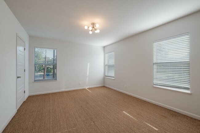 Foto del edificio - Spacious Mid-Century Charmer with Screened-In Balcony