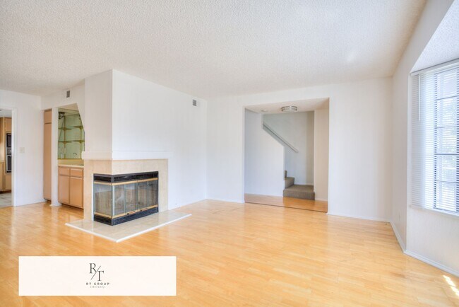 Building Photo - Beautiful Front Unit in Gated Community – ...