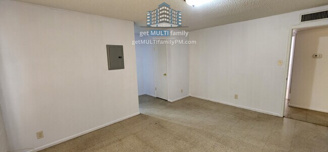 Building Photo - Cozy Home in Vibrant Area!