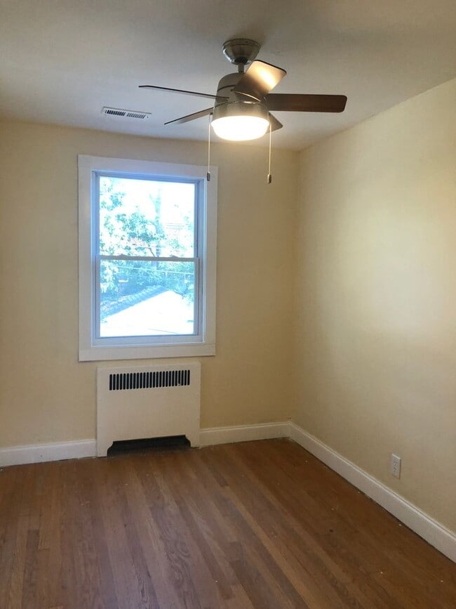 Building Photo - 3 Bdrm 2 full bathrooms recently renovated