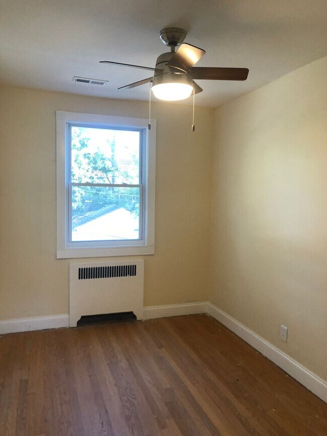 Foto del edificio - 3 Bdrm 2 full bathrooms recently renovated