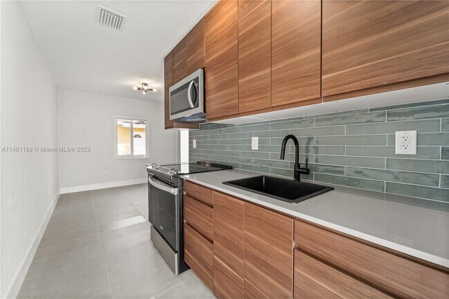 Building Photo - 3500 SW 25th St