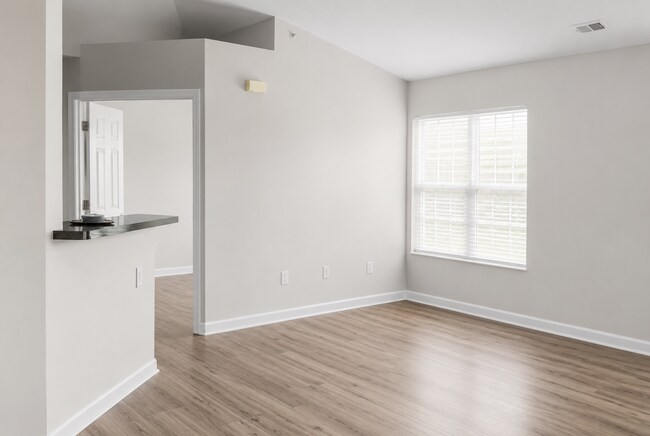 Photo - MAINEVILLE - Open concept 2 bed 2 bath condo