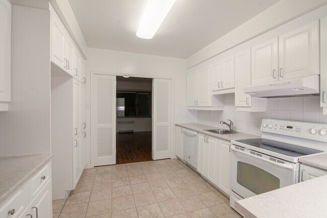 Building Photo - 3495 Rue de la Montagne