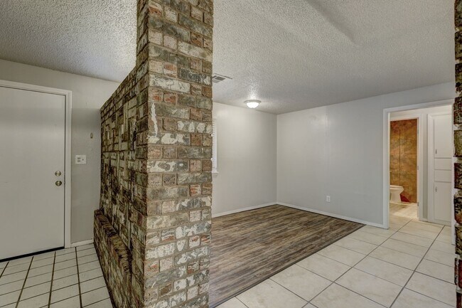 Building Photo - Very Nice 3 Bed 2 Bath in Del City!