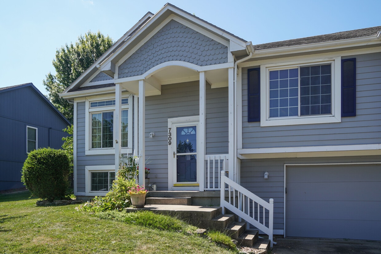Primary Photo - 7309 W 154th Terrace