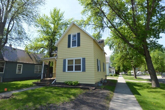 Building Photo - 3 Bedroom House available for Rent