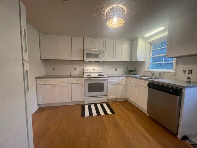 Cocina recién remodelada - 1001 Moreland Dr