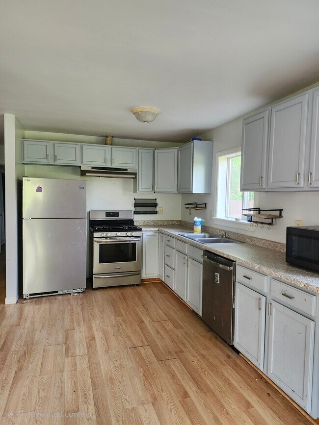 Foto del edificio - 227 Whitcomb Rd