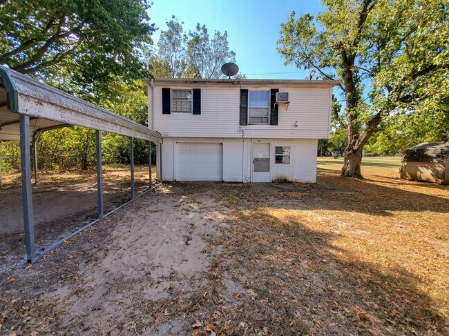Foto del edificio - 2 Bedroom Apartment style home in Tecumseh