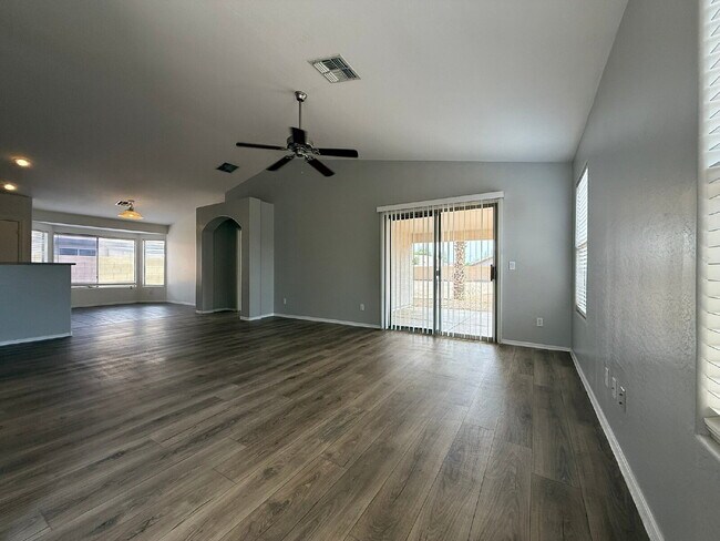 Foto del edificio - Spacious 4-Bedroom Home with Large Backyar...