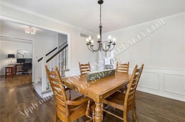 Foto del edificio - Classic Two Story 5 Bed 2.5 Bath Home in Blue Valley-Coming SOON!!