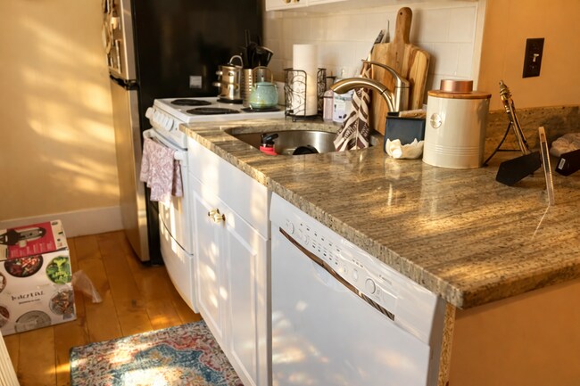 Building Photo - 108 Myrtle St