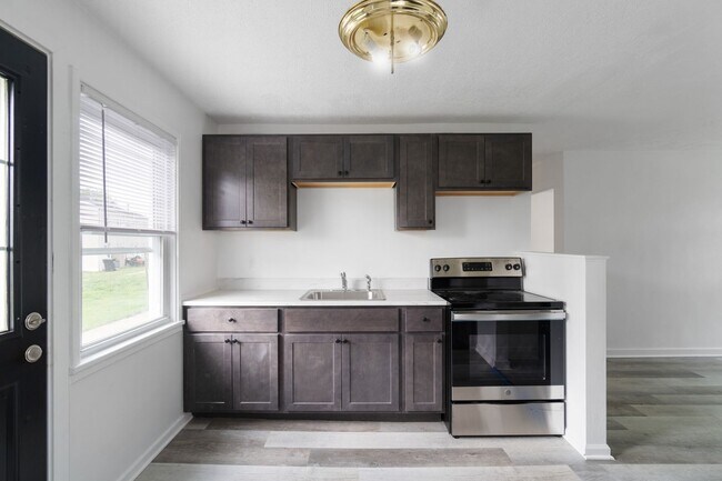 Building Photo - Now Pre-leasing: 4BR Townhouses in Scenic ...