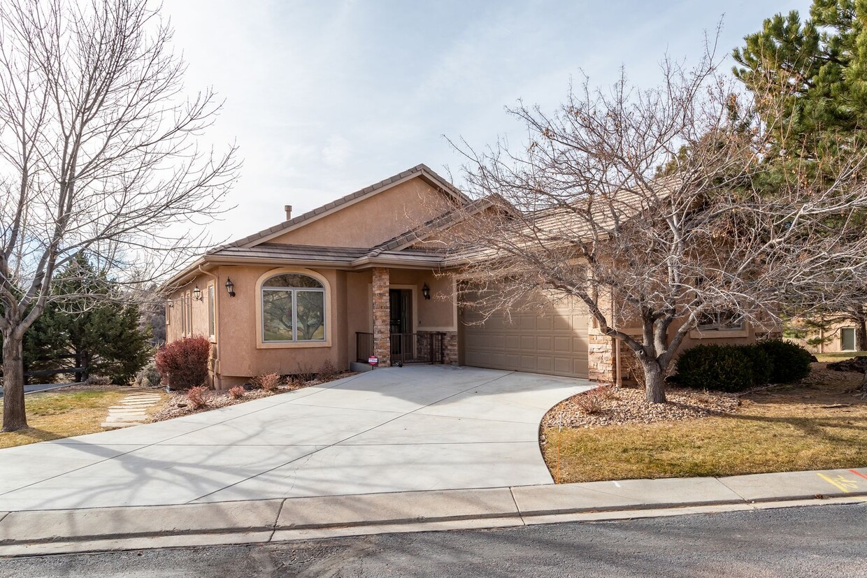 Primary Photo - Stunning Rancher with Mountain Views