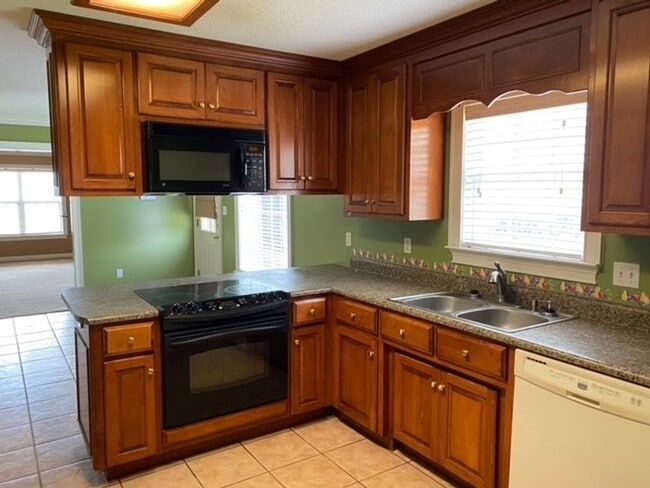 Building Photo - Beautiful 3 Bedroom/2 Bath off of Cat Cree...