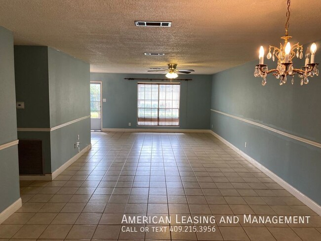 Building Photo - Spacious 2/2/2 Patio Home!