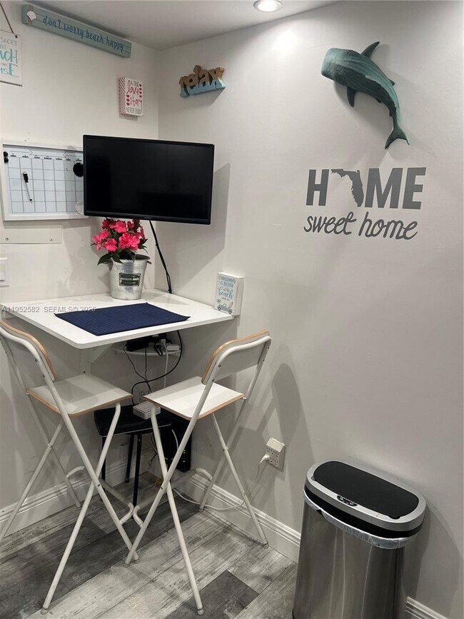 Building Photo - 3675 N Country Club Dr