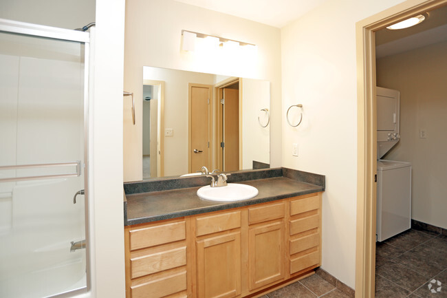 Baño - West Glen Town Center Apartments