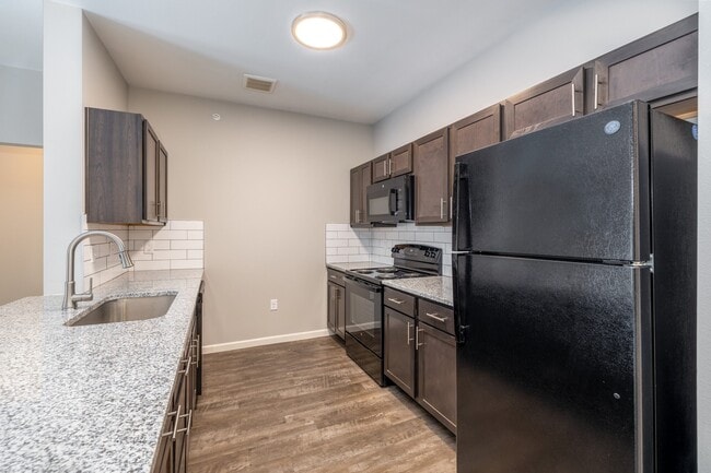 Building Photo - 800 N Ardenwood Dr