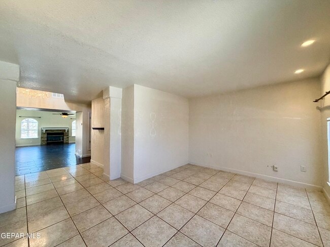 Building Photo - 4332 Loma De Brisas Dr