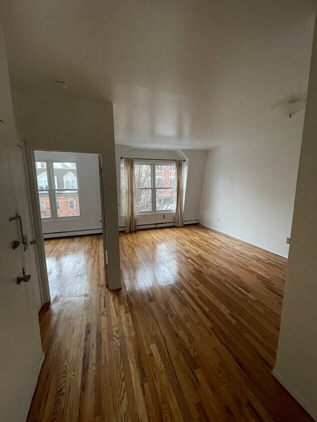 Primary Photo - 244 E 110th St