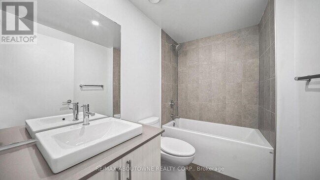 Photo du bâtiment - 1195 The Queensway