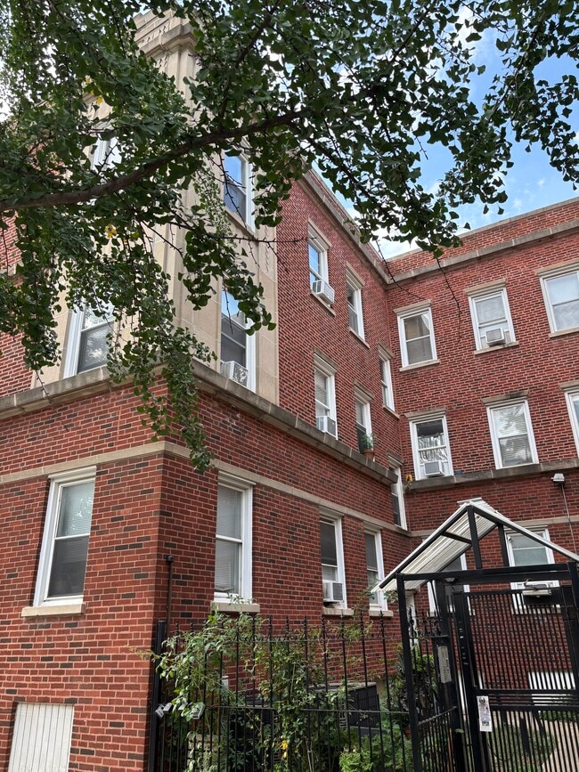 Building Photo - 1480 W Winnemac Ave