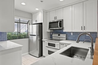 Building Photo - 264 Pineview