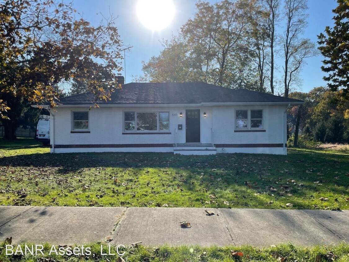 Foto principal - 4 br, 1.5 bath House - 541 Buckelew Ave