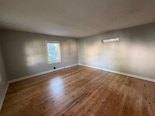 Foto del edificio - 335 E Burton St