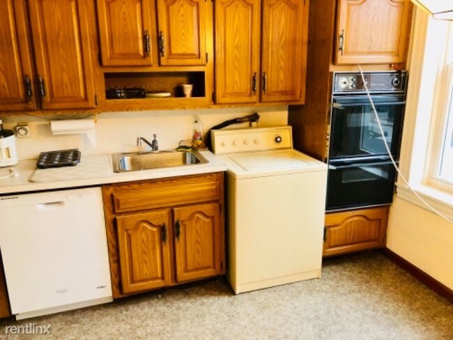 Building Photo - 3 br, 1 bath Apartment - 65 Woodlawn Avenue