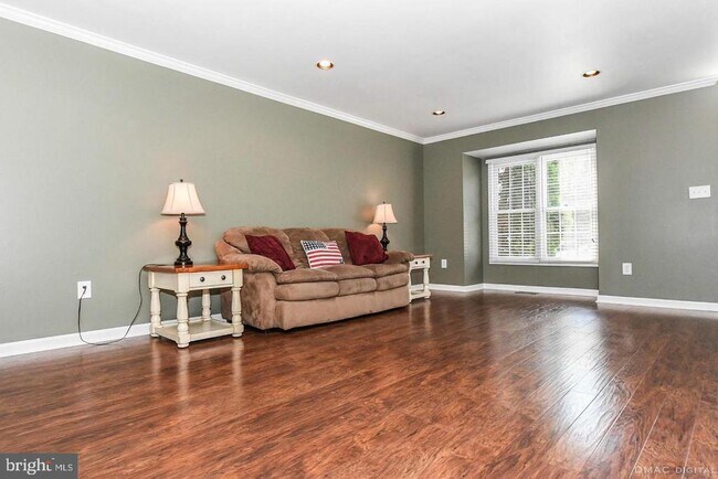 Foto del edificio - 6627 Commodore Ct