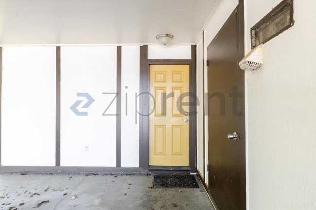 Building Photo - Unit