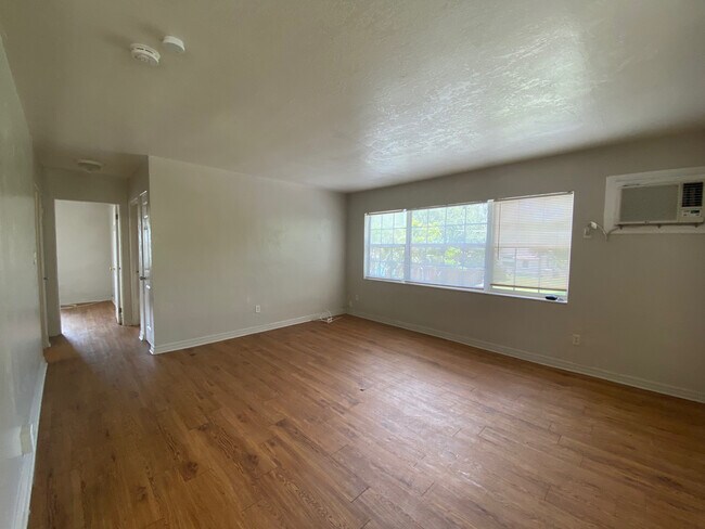 Building Photo - 829 18th Ave S
