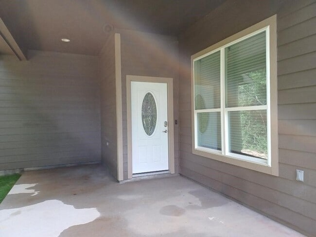 Building Photo - 11931 Lakeview Manor Dr