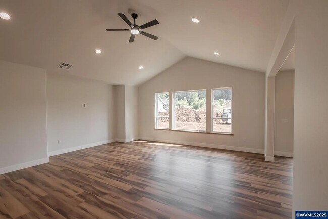 Building Photo - 4 Bedroom 2 Bath House