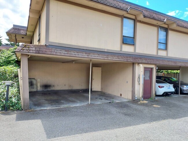 Building Photo - Two bedroom condo in Kent with community s...