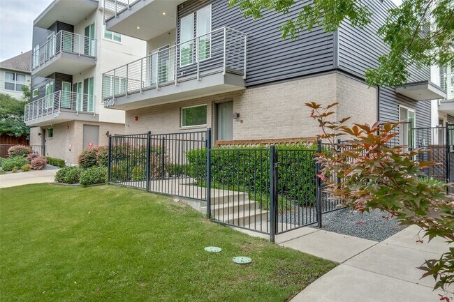 Foto del edificio - 4545 Bowser Ave