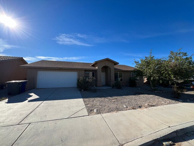 Building Photo - 4 BEDROOM HOME!