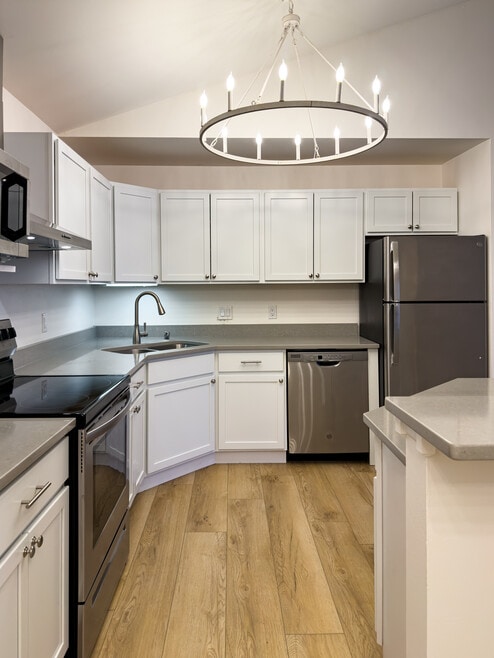 Island Kitchen - High Point Woods