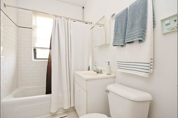 Foto del edificio - 0 bedroom in Chicago IL 60660