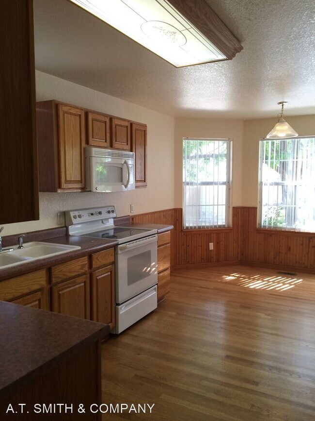 Foto del edificio - 4 br, 3.5 bath House - 8501 W. Union Ave.