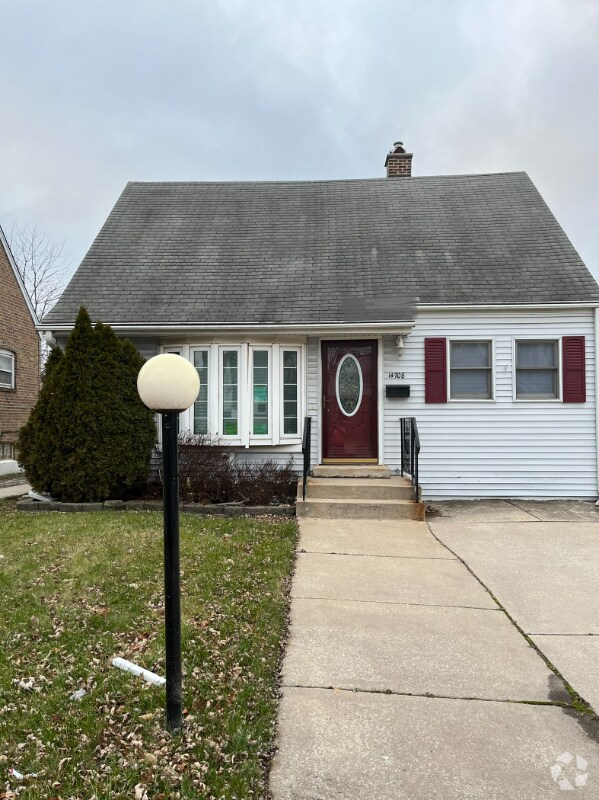 Apartments For Rent in South Holland, IL with Hardwood Floors 5