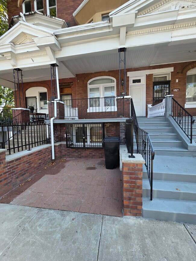 Building Photo - 1802 W Ontario St