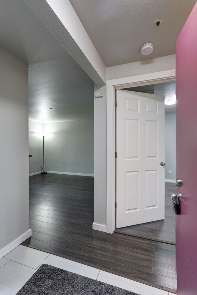 Building Photo - Ground Floor 1 Bedroom Featuring Newcastle Convenience