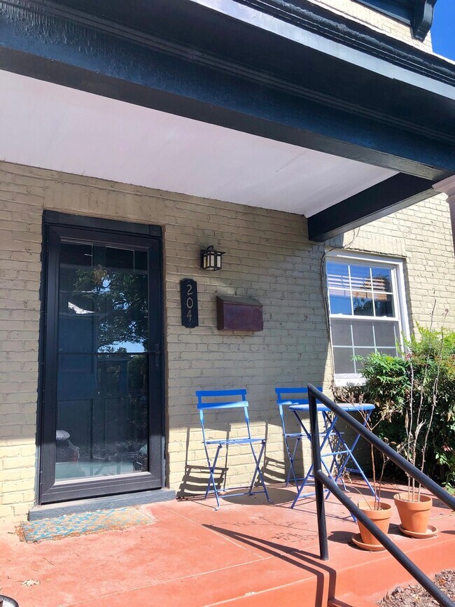 Foto del edificio - Awesome 3 Bedroom Home in Carytown Availab...