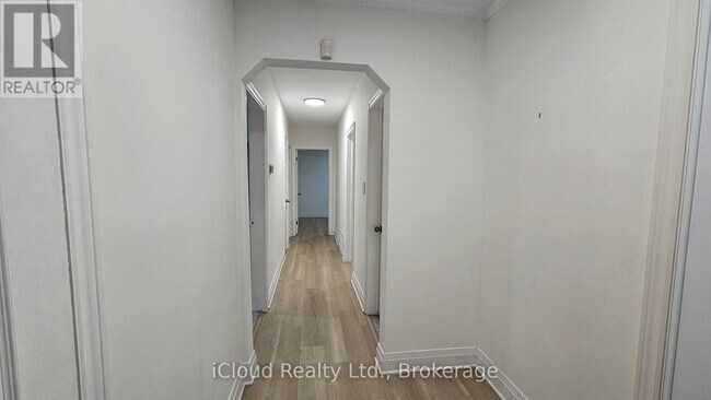 Photo du bâtiment - 1393 Birchmount Rd