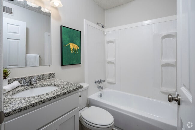 2 habitaciones, 1 baño - 740 pies cuadrados - Baño - The Flats Off Main