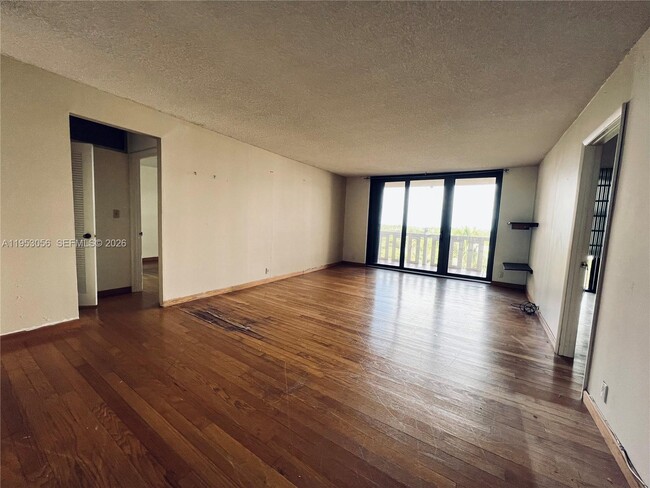 Foto del edificio - 1111 Crandon Blvd